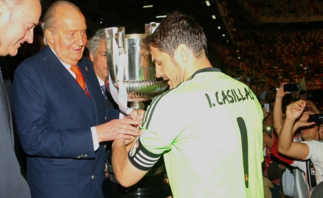 Don Juan Carlos hace entrega al capitán del Real Madrid, C.F., Iker Casillas, de la Copa de S.M. el Rey de Fútbol, como ganadores de la edición 2013/1